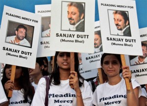 fans-come-out-in-support-of-sanjay-dutt_13644509600