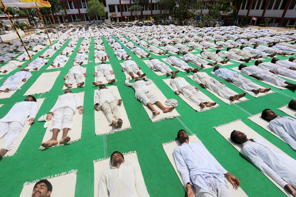 BHO01. Bhopal (India), 21/06/2015.- Inmates of Central Jail take part in a mass Yoga session on the occasion of first International Yoga Day in Bhopal, India, 21 June 2015. The United Nations has declared 21 June as the first International Day of Yoga after adopting a resolution proposed by Indian Prime Minister Narendra Modi's government. EFE/EPA/SANJEEV GUPTA