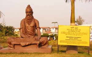 statue-dedicated-to-Sushruta