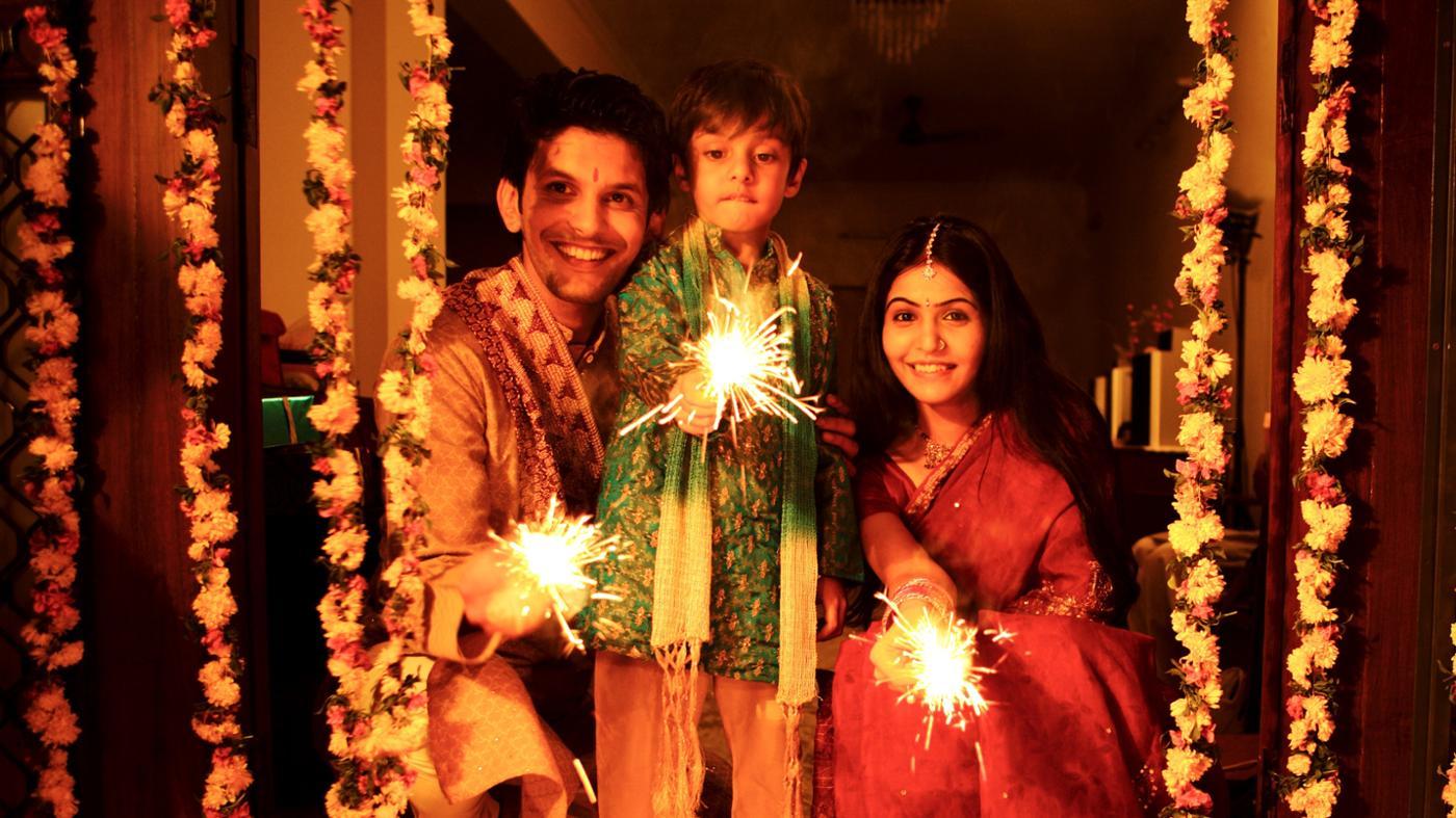 Hindus_Celebrating_Diwali