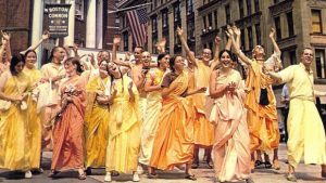 women-in-iskcon-boston-devotees-chanting-hare-krishna-in-1968